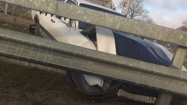 Под Светлогорском легковушка врезалась в отбойник (фото)  