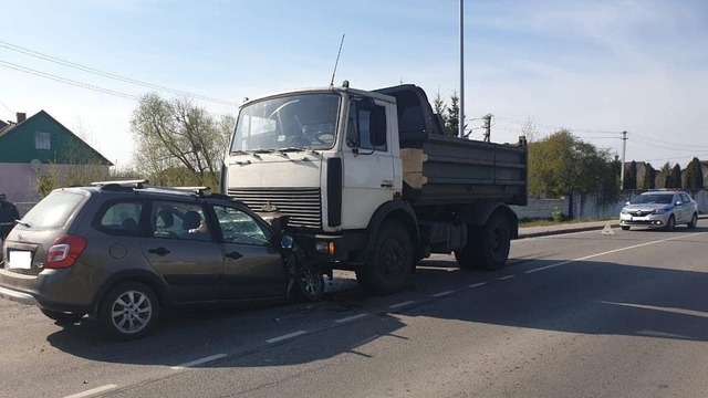 Под Гурьевском водитель легковушки пострадал в лобовом столкновении с грузовиком (фото)