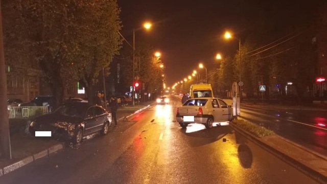 На ул. Невского столкнулись две легковушки, есть пострадавшие 