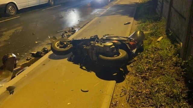 Очевидцы: на проспекте Победы столкнулись легковушка и скутер, есть пострадавшие  