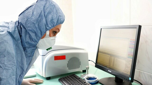 Девять неспящих сотрудников: как работает лаборатория, где проверяют пробы на коронавирус (фото)  