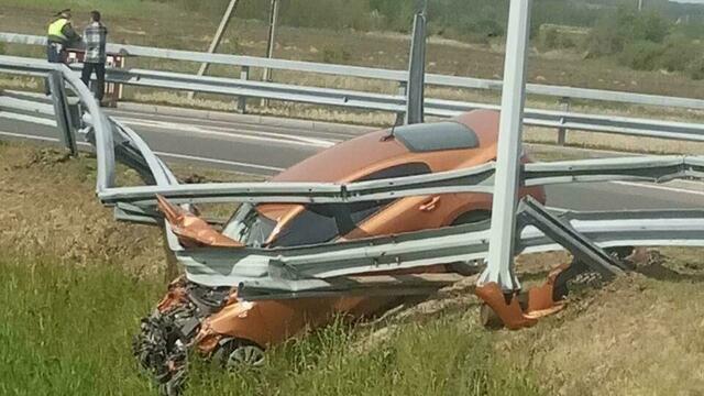 Под Зеленоградском легковушка протаранила отбойник (фото)