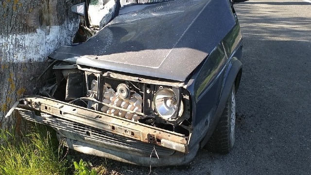 Очевидцы: в Зеленоградском районе легковушка врезалась в дерево, пострадали люди  