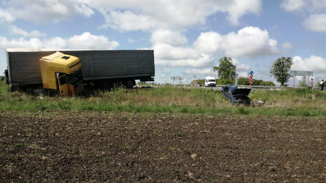 Стали известны подробности ДТП в Багратионовском районе, где фура и легковушка вылетели в кювет