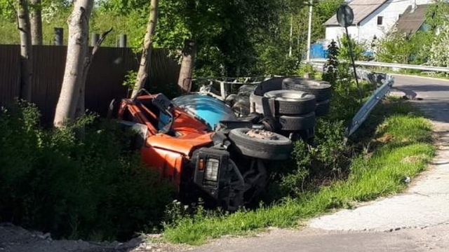 В Гурьевском районе грузовик опрокинулся в кювет (фото) 