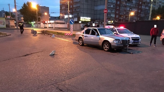 На Громовой пьяный водитель Mercedes сбил дорожный знак, пострадала пассажирка (фото)
