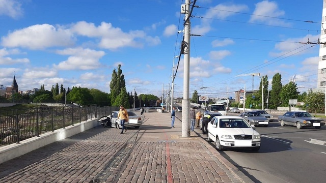 В Калининграде BMW протаранил световую опору, есть пострадавший (фото)