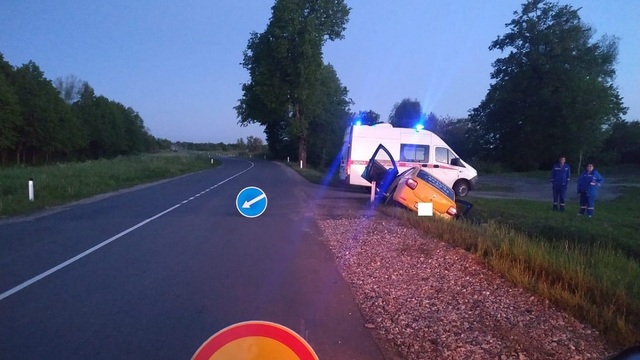 Под Черняховском легковушка врезалась в остановку, водитель погиб