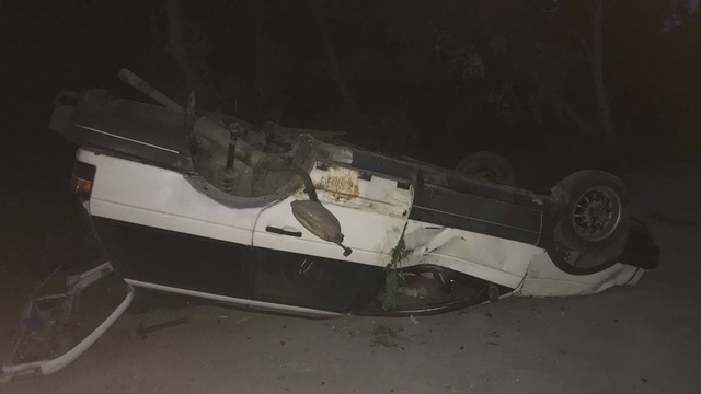 Очевидцы: в Храброво легковушка не вписалась в поворот и перевернулась, потеряв колёса (фото)