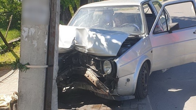 В Гурьевске Volkswagen врезался в столб (фото)  