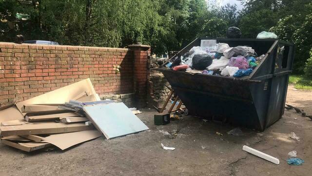 Жители дома в центре Калининграда жалуются на горы мусора во дворе (видео)