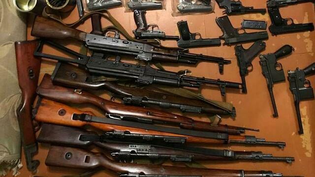 У калининградца изъяли 25 пистолетов, автоматов и винтовок (фото, видео)