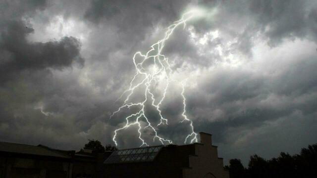 Гроза, град и порывистый ветер: калининградцев предупредили об ухудшении погоды в регионе
