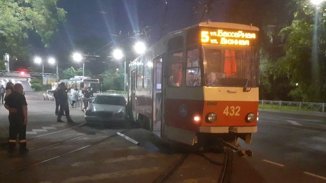 На Киевской трамвай сошёл с рельсов из-за ДТП с легковушкой (фото)  