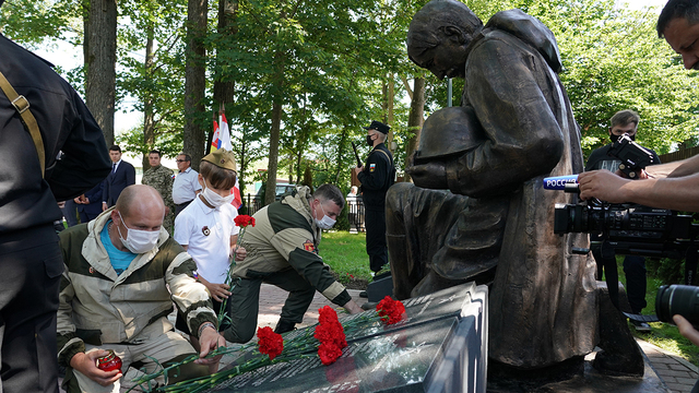 Под Зеленоградском на месте захоронения павших в 1945-м бойцов открыли памятник (фото)  