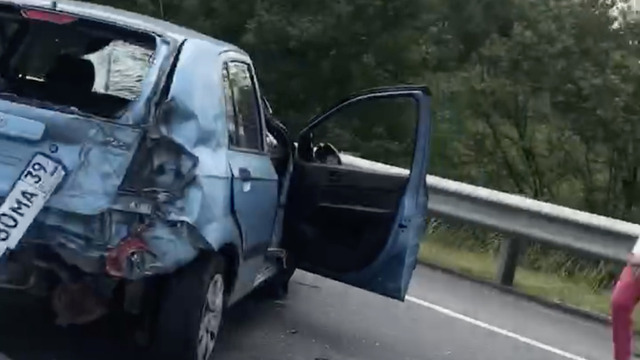 В районе Холмогоровки столкнулись три легковушки (видео)