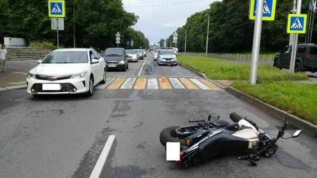 Внезапно вышел из-за автобуса: в Калининграде мотоцикл сбил 12-летнего мальчика