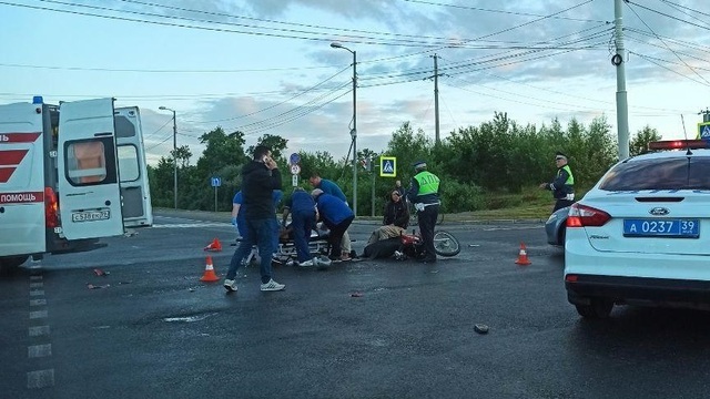 На перекрёстке Емельянова и Окружной в ДТП с автобусом пострадал мотоциклист (фото)  