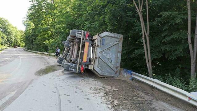Под Озерками перевернулся грузовик, пострадал водитель (фото, видео)  
