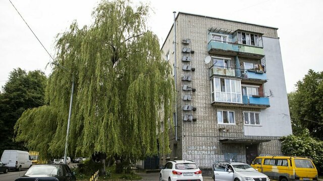 Воды по колено: в Калининграде три года затапливает подвал жилого дома (фото, видео)