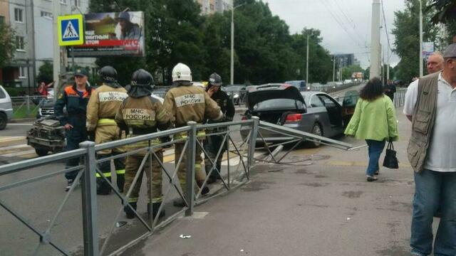 На перекрёстке Горького — Зелёная легковушка протаранила забор и вылетела на тротуар (фото)