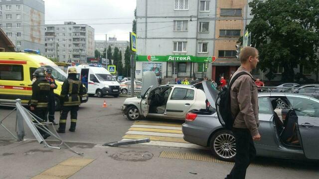 Появилось видео с места ДТП на Горького, где легковушка протаранила забор