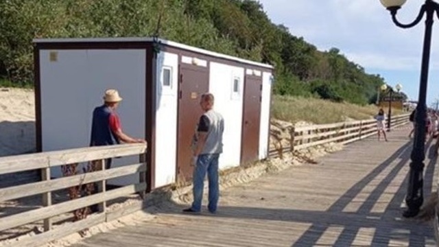 На пляже в Янтарном туалеты планируют сделать бесплатными и продлить время их работы  