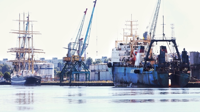 Российский траулер с заражёнными COVID-19 моряками зашёл в порт Калининграда (фото)