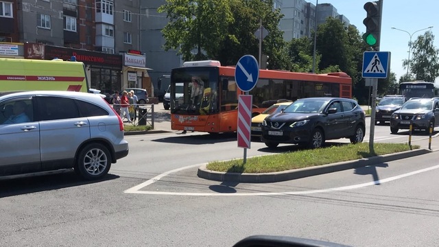 Возле Бауцентра на Сельме автобус сбил двоих детей (обновлено)