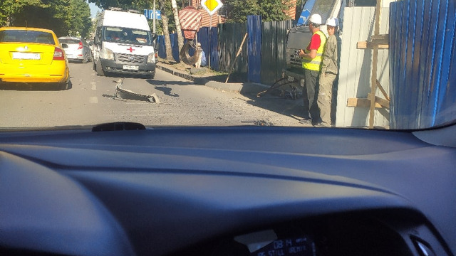В Калининграде крюк крана зацепил и поднял над землёй легковушку с двумя пассажирами