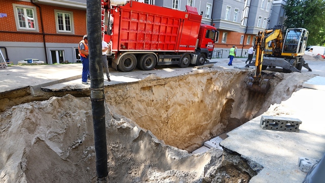 “Водоканал” нашёл ещё один провал грунта на участке Тенистой Аллеи, где машина провалилась в яму