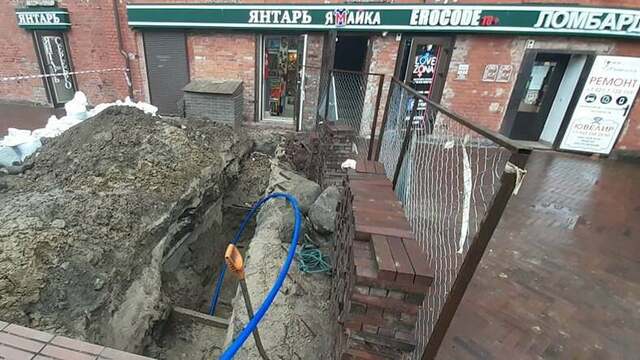 На Баранова предприниматель незаконно перекопал территорию и оставил весь рынок без горячей воды