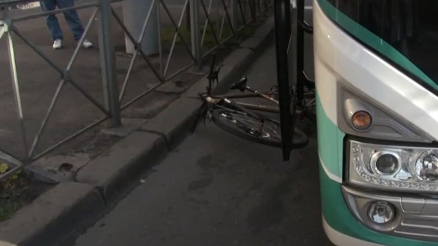 На Ленинском проспекте попал под автобус 62-летний велосипедист (видео с места аварии)