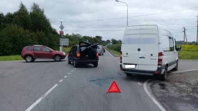 В Калининграде столкнулись микроавтобус и легковушка, пострадал ребёнок (фото)