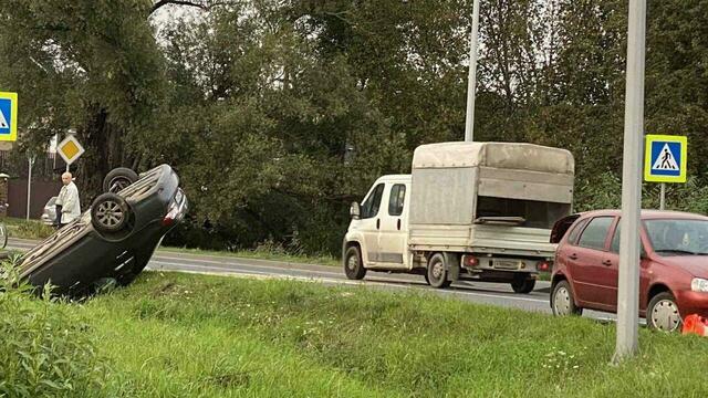 Очевидцы: в Большом Исаково легковушка съехала в кювет и перевернулась (фото)