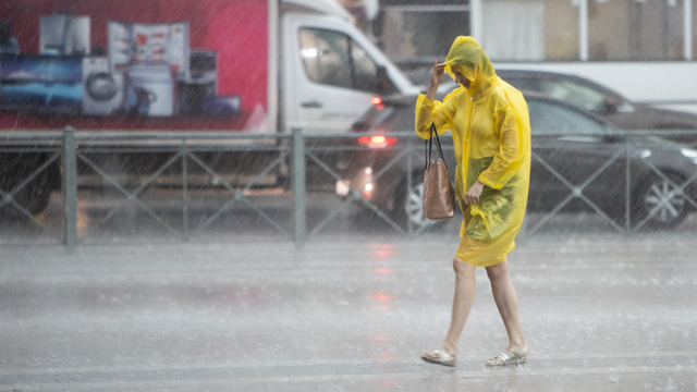 Дерматолог рассказала, чем опасны дождевики и резиновые сапоги