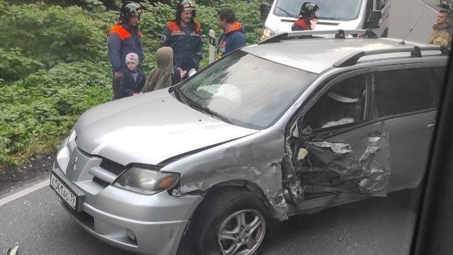 На старой светлогорской трассе столкнулись две легковушки, одна опрокинулась в кювет