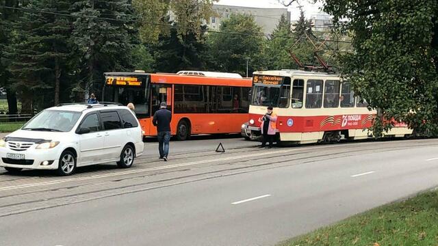На Черняховского из-за ДТП на путях встали трамваи  