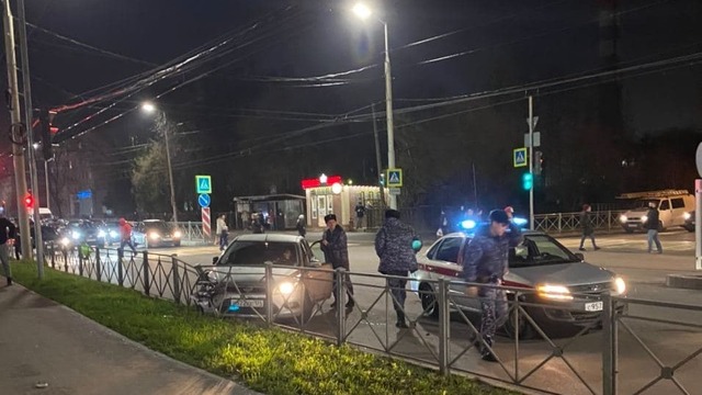 На перекрёстке Горького и Сибирякова легковушка протаранила тротуарную ограду (фото)