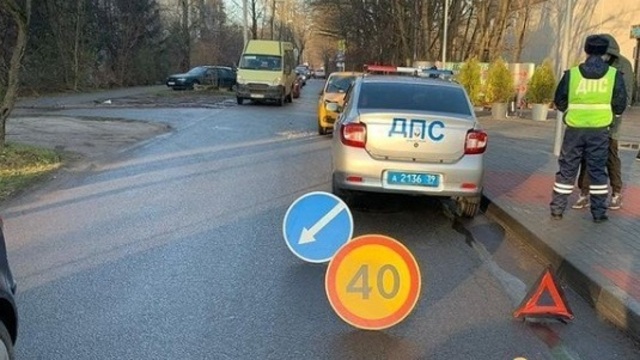 В Калининграде женщина-пешеход нарушила ПДД и попала под машину