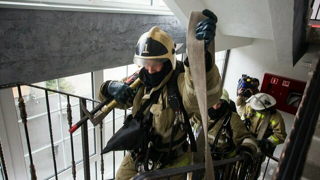 В Калининграде из-за пожара на лестничной площадке эвакуировали несколько жильцов высотки