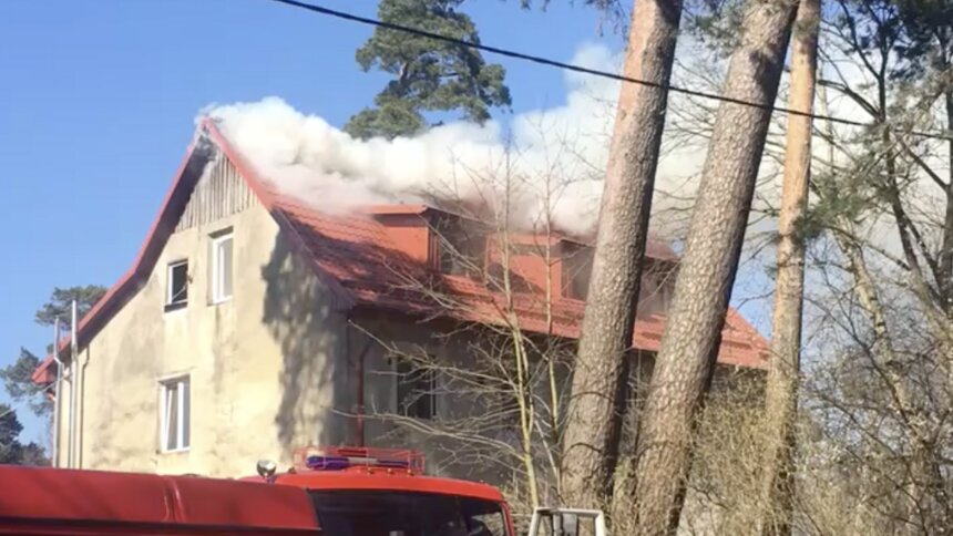 В Космодемьянском загорелся жилой дом (видео) - Новости Калининграда | Изображение: кадр из видео