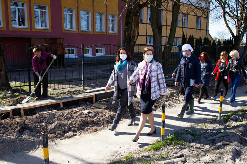 Маски шоу по-калининградски: чиновники проводят рабочие выезды и не забывают защищаться от COVID-19 (фоторепортаж) - Новости Калининграда | Фото: Александр Подгорчук / &quot;Клопс&quot;