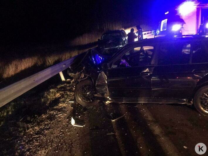 Под Гурьевском легковушка врезалась в отбойник, уходя от лобового столкновения (фото) - Новости Калининграда | Фото очевидца