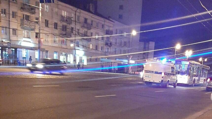 На Ленинском проспекте пешеход догнал автобус и разбил стекло в кабине  - Новости Калининграда | Фото: Олег Сергеевский