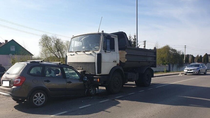 Под Гурьевском водитель легковушки пострадал в лобовом столкновении с грузовиком (фото) - Новости Калининграда | Фото: пресс-служба УМВД России по Калининградской области
