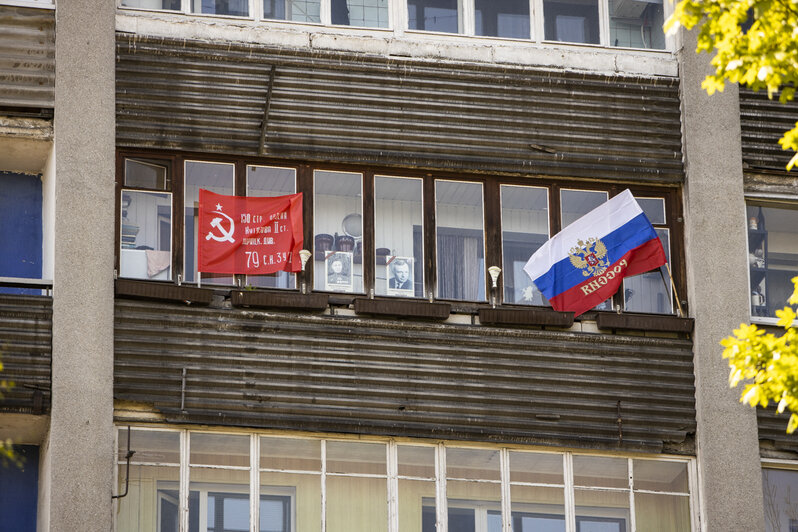 Калининградцы в самоизоляции выставили в окнах портреты фронтовиков (фоторепортаж) - Новости Калининграда | Александр Подгорчук / &quot;Клопс&quot;