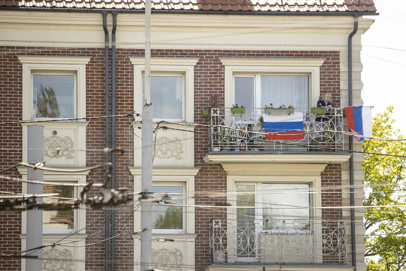 Калининградцы в самоизоляции выставили в окнах портреты фронтовиков (фоторепортаж) - Новости Калининграда | Александр Подгорчук / &quot;Клопс&quot;