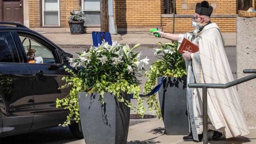 Священник стал звездой соцсетей, благословляя прихожан из водяного пистолета - Новости Калининграда | Фото: католический приход St. Ambrose Parish / Facebook