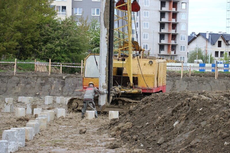 Разработка котлована и 350 забитых свай: как идёт строительство новой школы на Сельме (фото) - Новости Калининграда | Фото: пресс-служба городской администрации